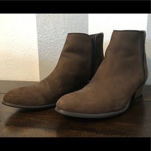 Steve Madden boots. Barely worn. Brown. Size 11.